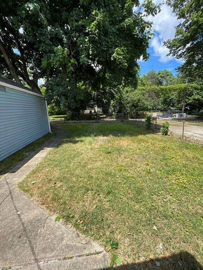 Building Photo - Updated 2 Bedroom, 1 1/2 Bath Home With Fe...
