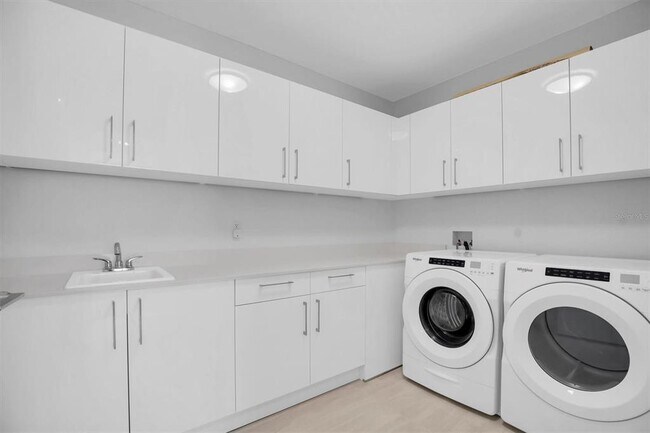 Building Photo - 301 1st St S