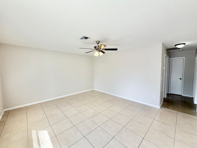 Building Photo - PIKUS (1931 Sunshine Blvd)