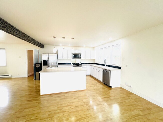 Building Photo - Beautiful 2 bedroom, + office/bonus room i...