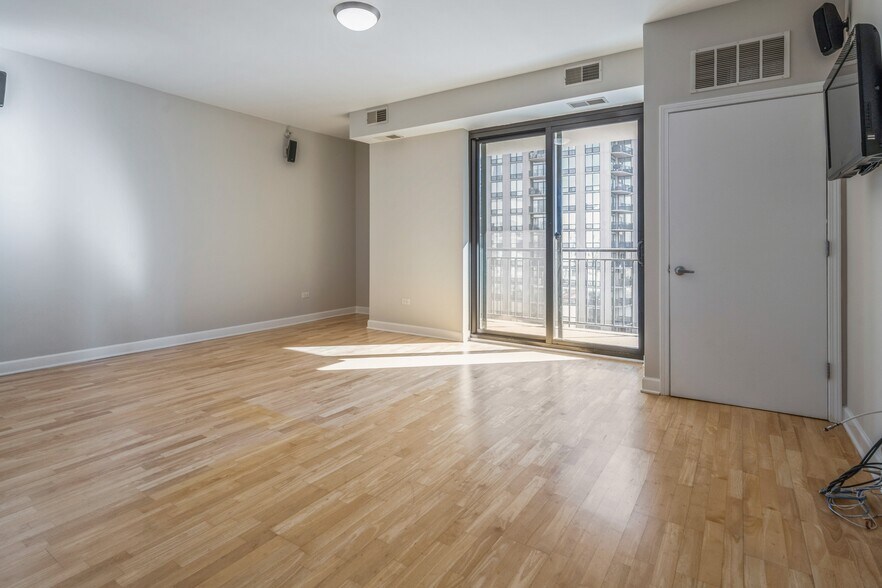 Building Photo - 451 W Huron St