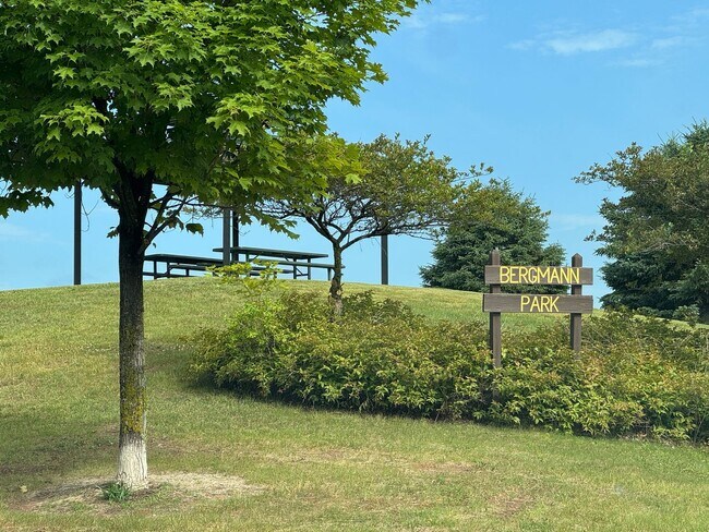 Building Photo - Luxurious 3 Bedroom, 2 Bathroom GORGEOUS townhome!
