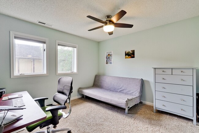 Building Photo - Large 3 Bed 2.5 Bath Townhome walking dist...