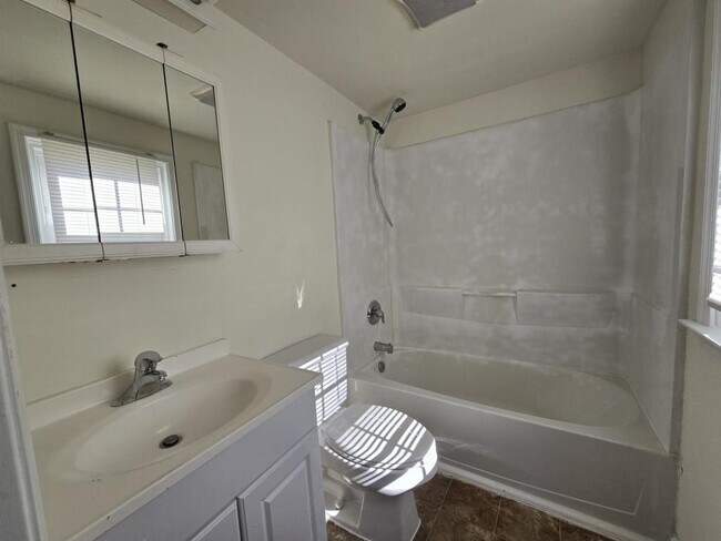 Building Photo - 76 Chestnut St