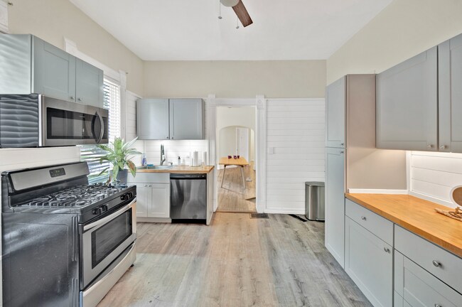 Building Photo - 2137 Maple Ave