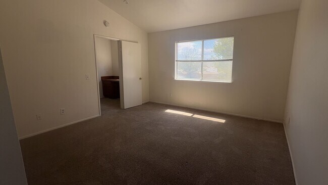 Building Photo - 3 Bedrooms 2.5 Bath home in Hemet