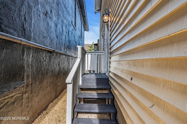 Building Photo - 303 Comstock St