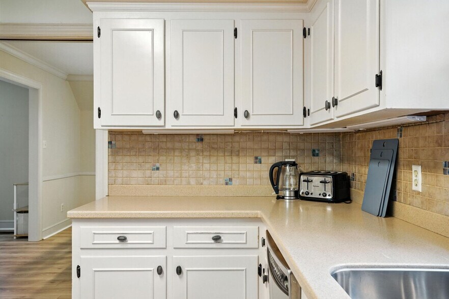 Building Photo - 1421 Lynn Rd