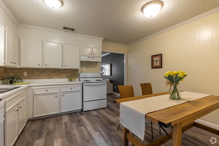 2BR, 1BA - 940SF - Kitchen - Summer Place Apartments