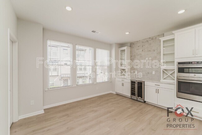 Building Photo - 908 Mary Max Dr