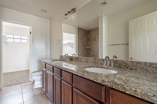 Building Photo - Large 3 bedroom 3 bathroom townhomes