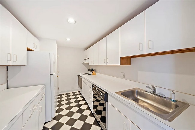 Building Photo - APT 403