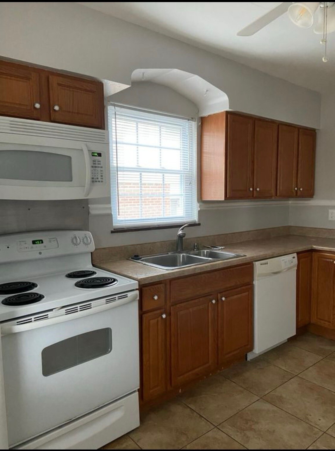 Building Photo - 123 Rosa Ave