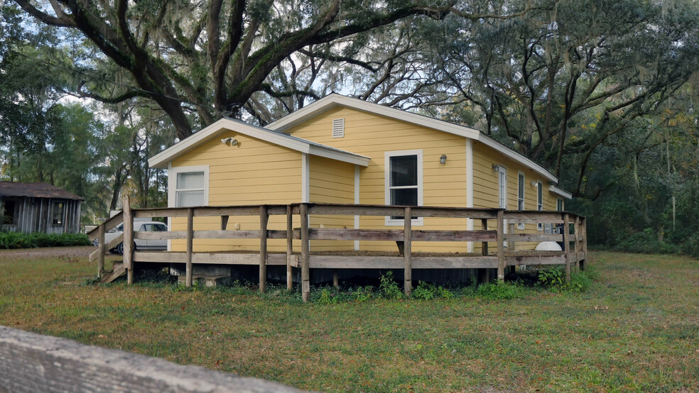 Wraparound Porch - 7201 NW 125th Street Rd