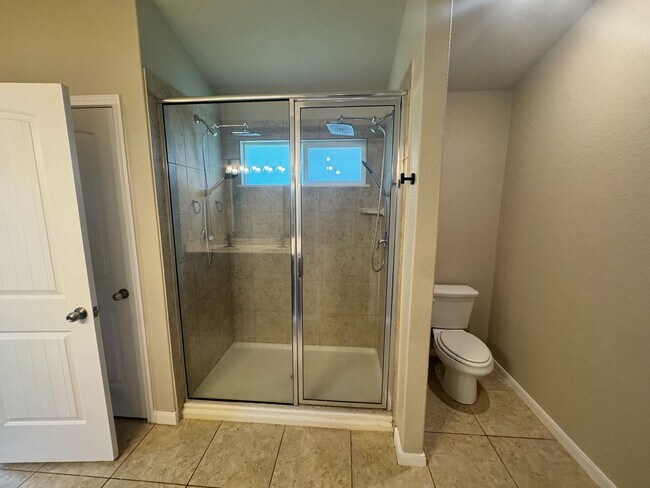 Building Photo - Ready for MOVE-IN - Very Nice- 1 Story 3 B...