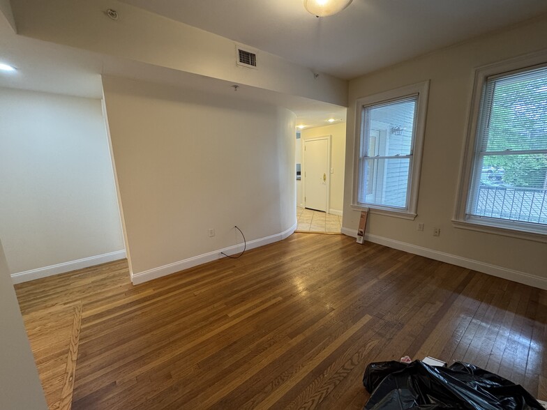 Building Photo - 65 Ashford St