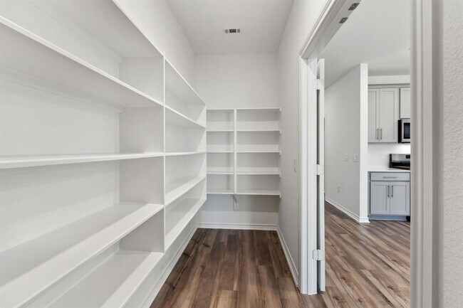 Building Photo - 15818 Dove Holw Dr