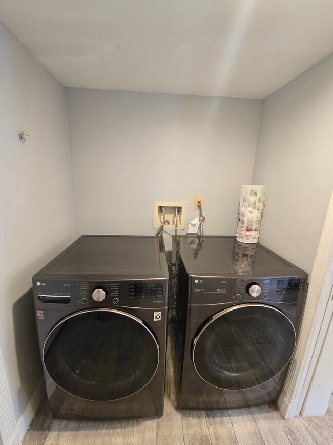 Building Photo - Amenities abound! Spacious, 2-bed & 2.5-ba...