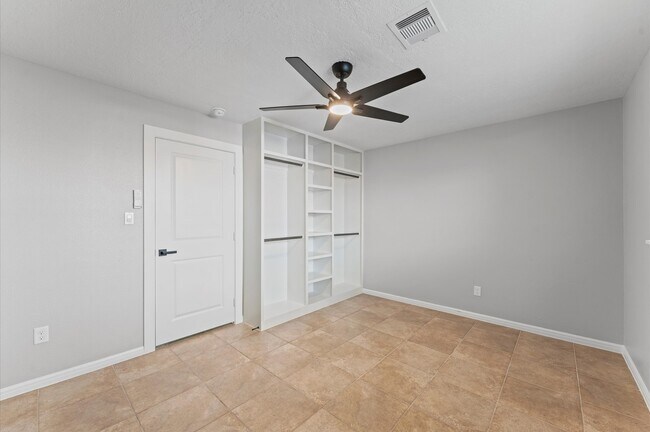Building Photo - 8231 Garden Parks Dr
