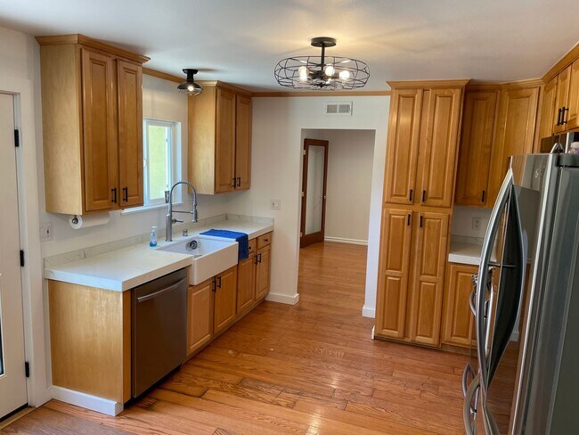 Building Photo - Spacious 4 Bedroom 4 Bath Ojai Home
