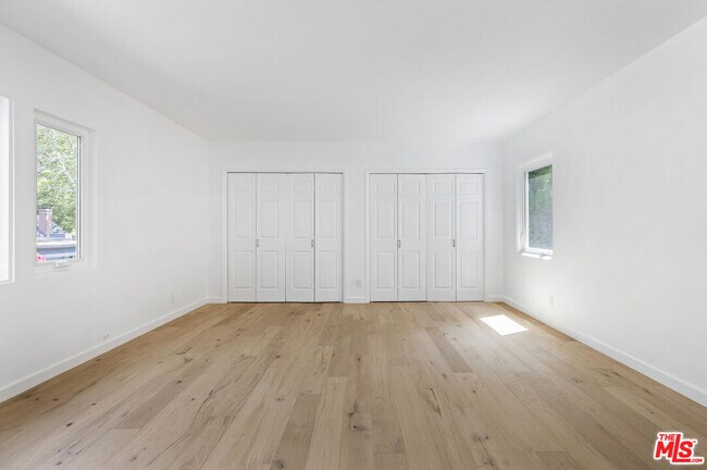 Building Photo - 3101 Beachwood Dr