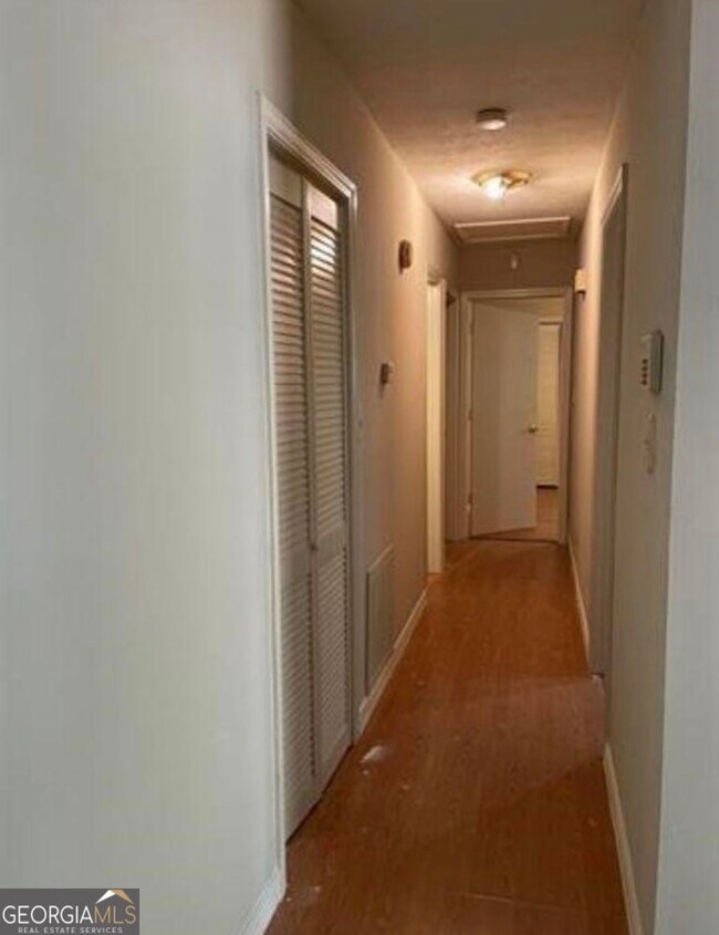 Building Photo - 2983 Deshong Dr SW