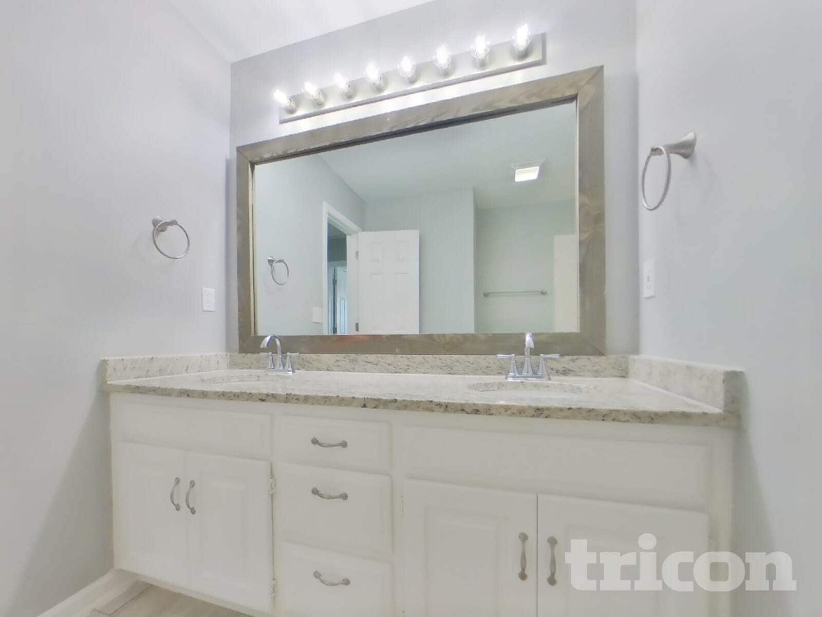 Building Photo - 302 E 123rd Terrace