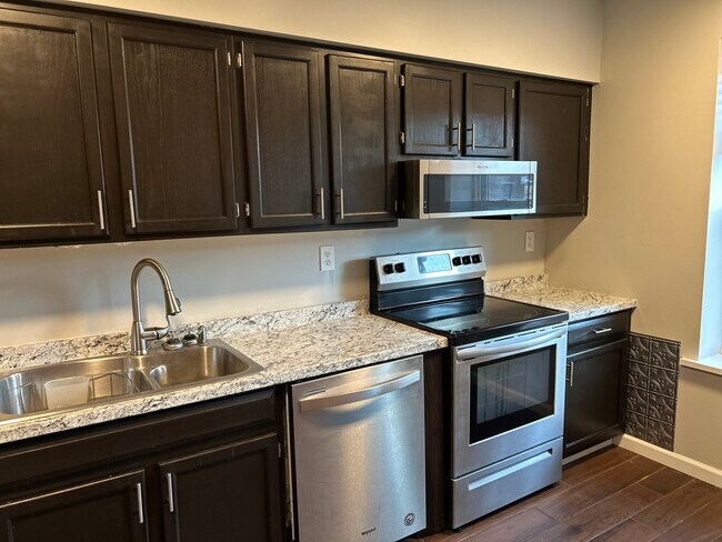 Building Photo - 2 School St