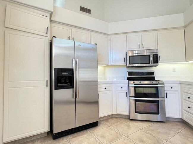 Building Photo - Light Filled 2 Bed 2 Bath Tustin Condo wit...