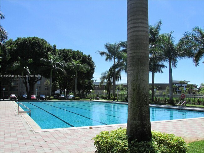 Building Photo - 9360 Fontainebleau Blvd