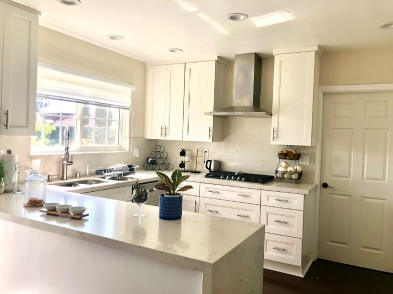 Building Photo - 10644 Vanalden Ave