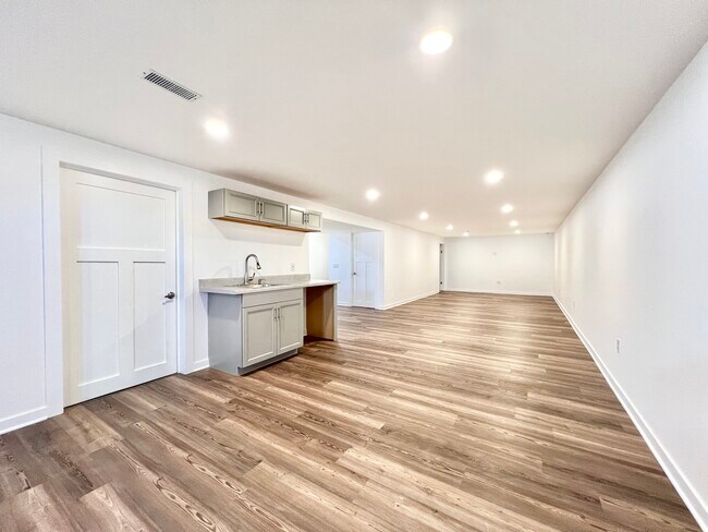 Building Photo - 4316 Sandhill Dr