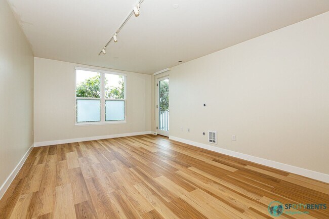 Building Photo - Bayview: Bi-Level 3 Bed 3 Bath w/ Parking,...