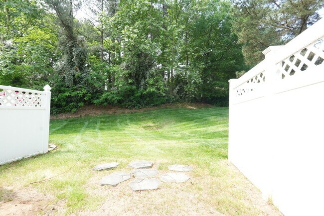 Building Photo - A charming house w/ 2 beds and 2 bath