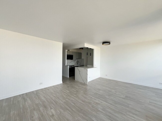 Building Photo - 4343 N Clarendon Ave