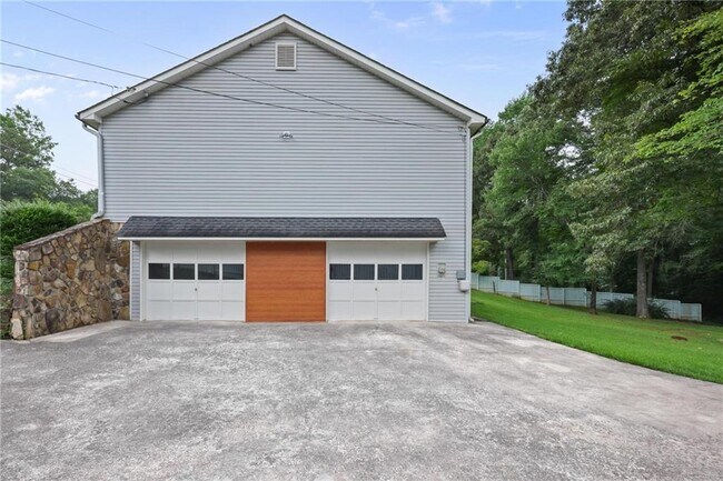 Building Photo - 410 Hickory Walk