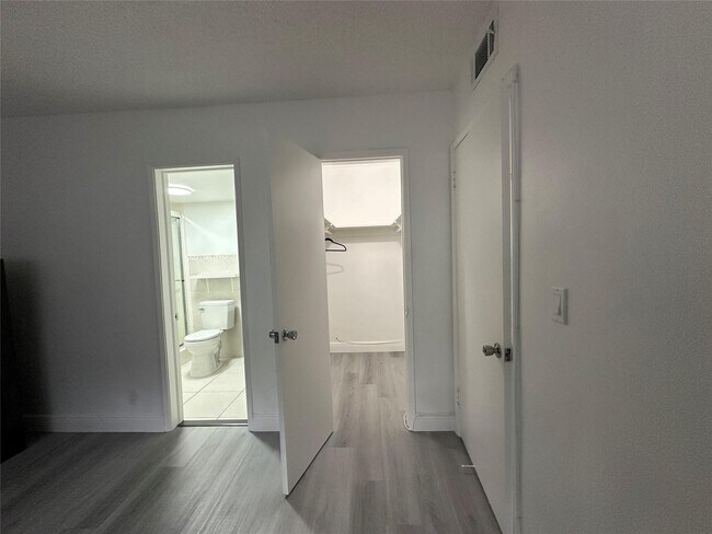 Building Photo - 651 Pine Dr