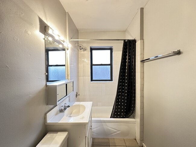 Building Photo - 3007 N Racine Ave