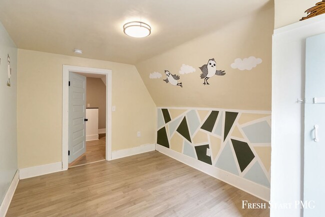 Building Photo - Modern Charm & Fresh Renovation Near River...