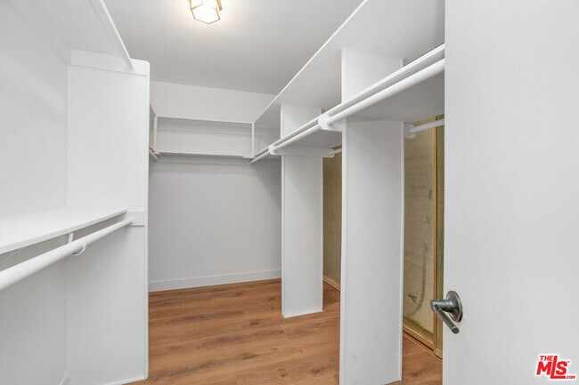 Building Photo - 2385 Roscomare Rd