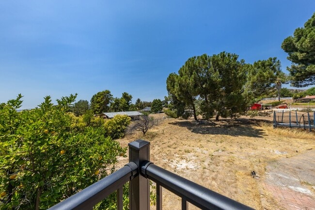 Building Photo - Beautiful 2 Bedroom Back House