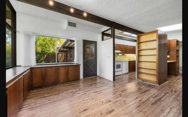 Building Photo - Sprawling 7 bedroom home available for sum...