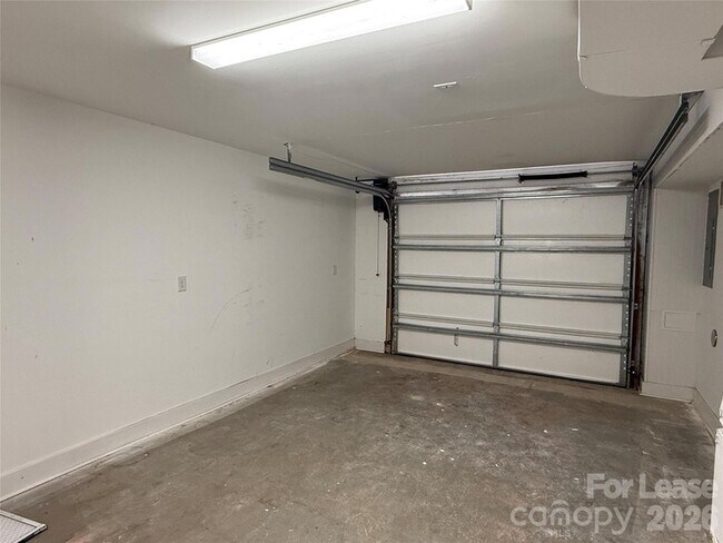 Building Photo - 200 Sherwood Dr