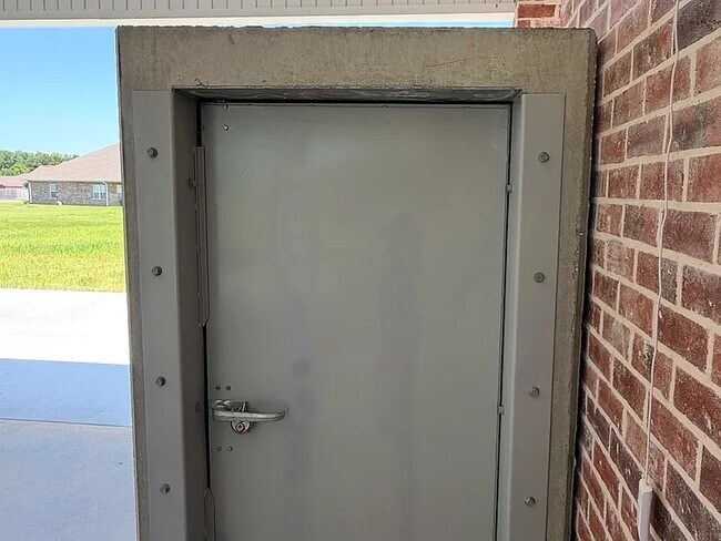 Building Photo - 300 N Rayleigh Dr