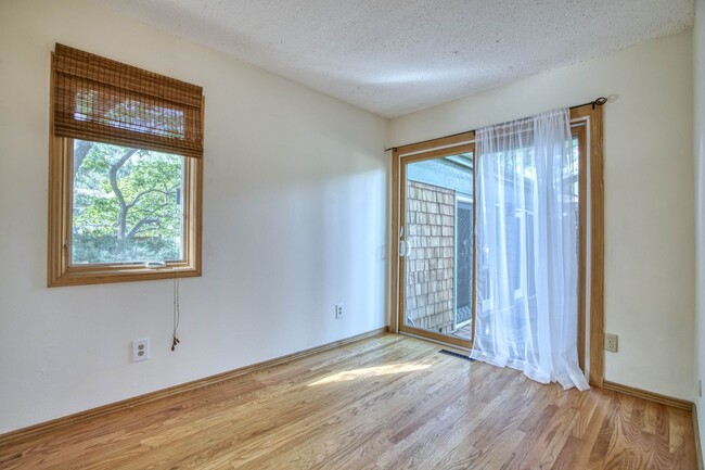 Building Photo - Charming 4 BD/1.5 BA Gunbarrel Home with G...
