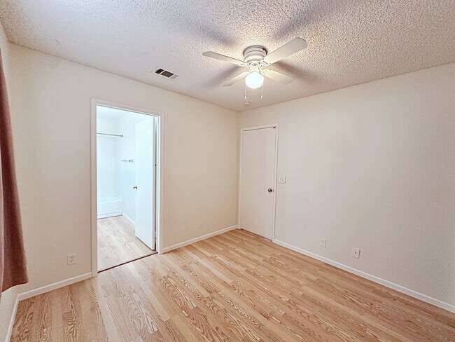 Building Photo - 4 BEDROOM 2.5 BATH HOME