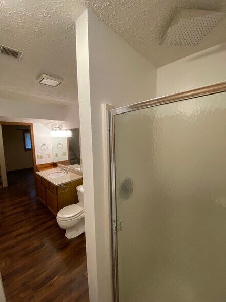 Downstairs Bathroom/Laundry - 3133 Wildbriar Ln