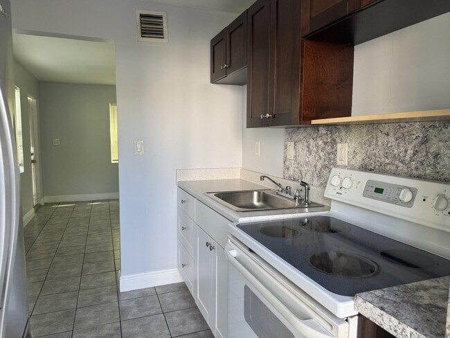 Building Photo - 805 3rd St