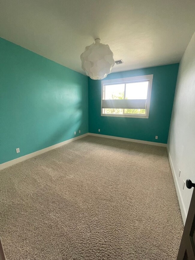 Building Photo - Gorgeous 4 Bedroom Home on Awbrey Butte!