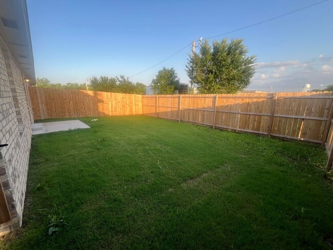 Building Photo - Stunning 3-Bedroom Home for Rent in Yukon,...